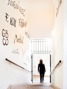 mensch geht die Treppe runter