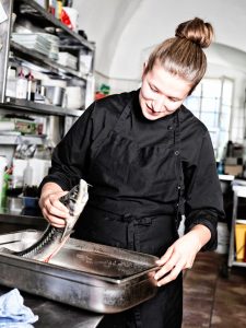 Köchin mit Fisch