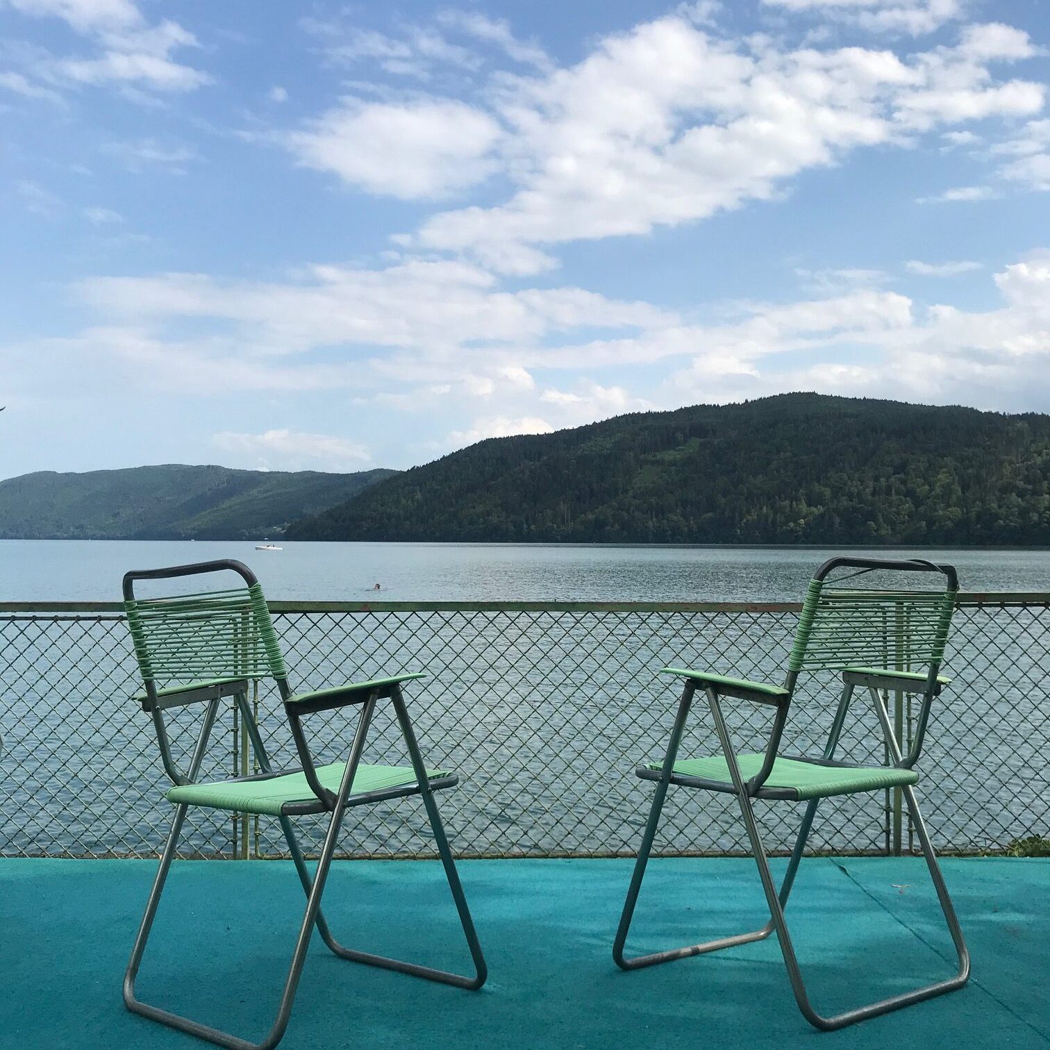 Zwei Stühle am Seeufer